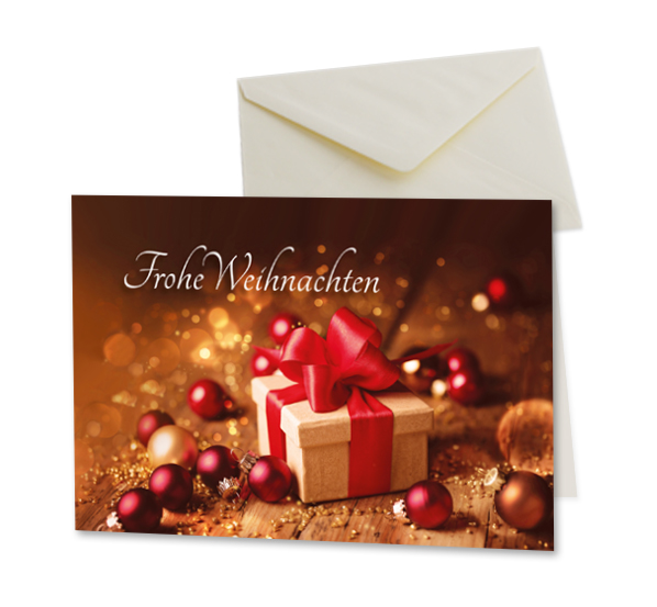 Weihnachtsgrußkarte, als Motiv ein Geschenk mit Weihnachtskugeln die außenrum liegen sowie der Aufschrift Frohe Weihnachten
